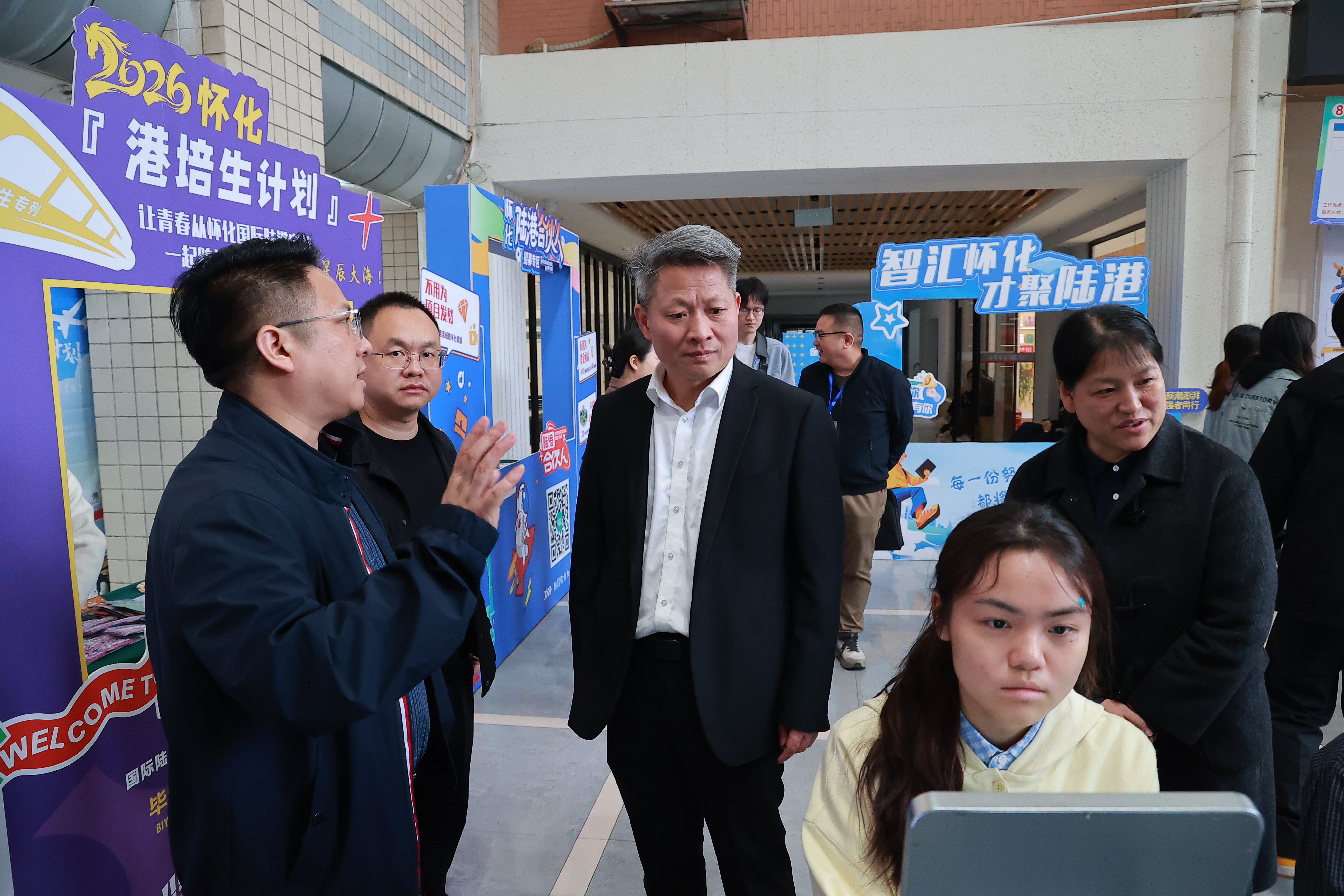 企业向怀化人社、吉首大学招就处负责人介绍招聘情况.jpg